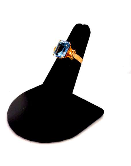 Elegant 18kt Yellow Gold Topaz Ring