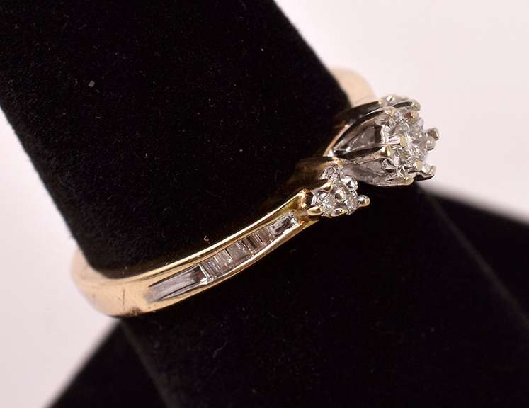 Stunning Ladies Diamond Ring in Yellow Gold