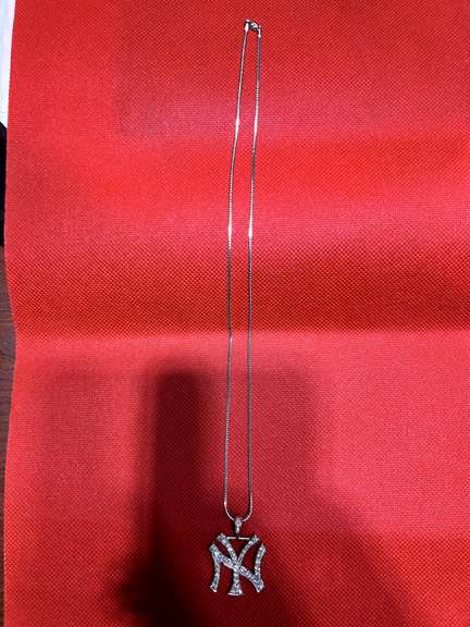 14K WHITE GOLD AND DIAMONDS NEW YORK YANKEES PENDANT 