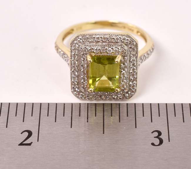 Beautiful Peridot and Diamond Ring in 14K Yellow Gold