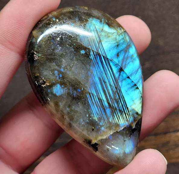 Beautiful teardrop 143.08ct Labradorite cabochon