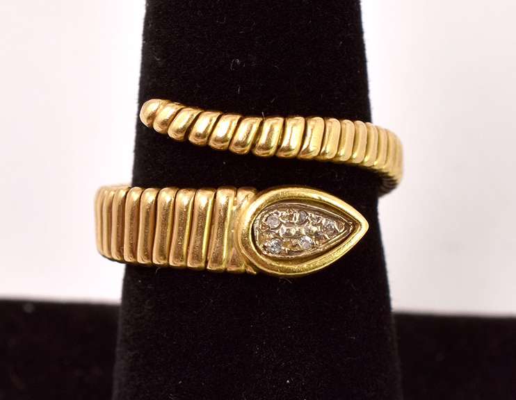 Stunning Snake Ring in 18K Yellow Gold