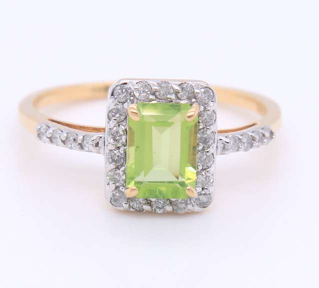 Handsome Yellow Gold Peridot and Diamond Ring