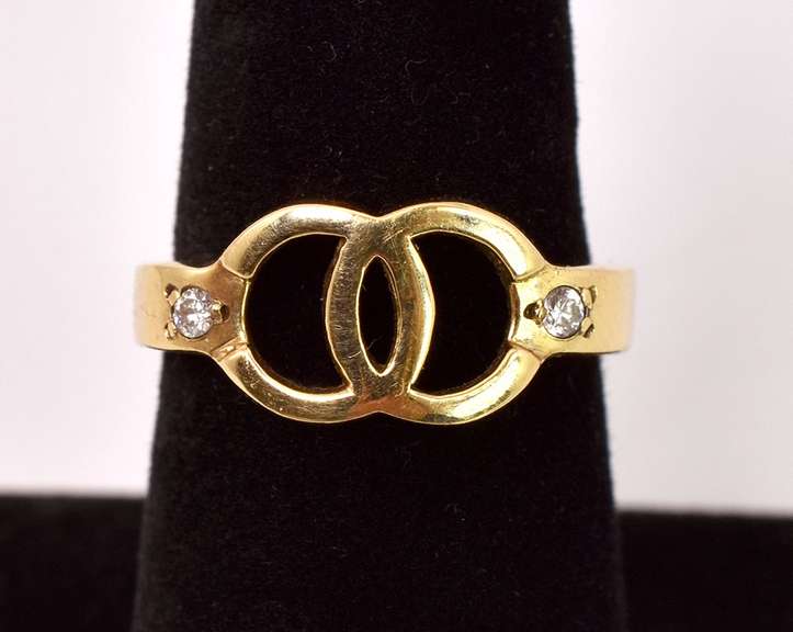 Charming "OO" Diamond Ring in 18K Yellow Gold