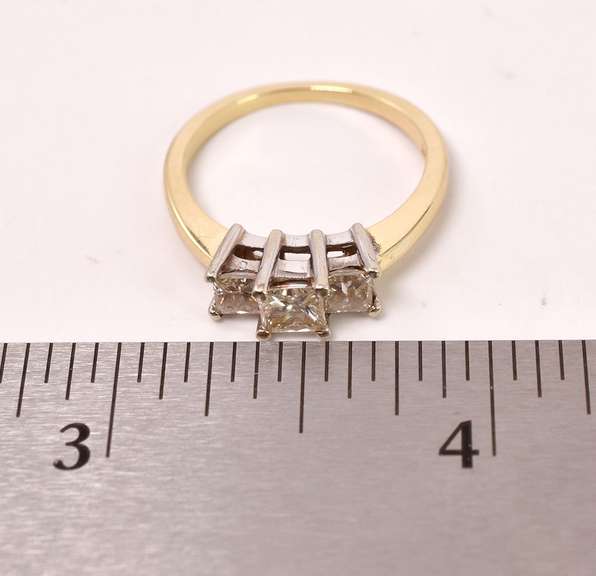 Captivating Three Stone Princess Diamond Ring in 14K Yellow Gold
