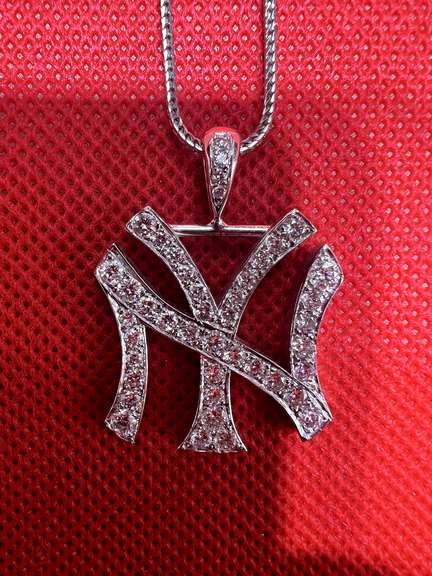 14K WHITE GOLD AND DIAMONDS NEW YORK YANKEES PENDANT 