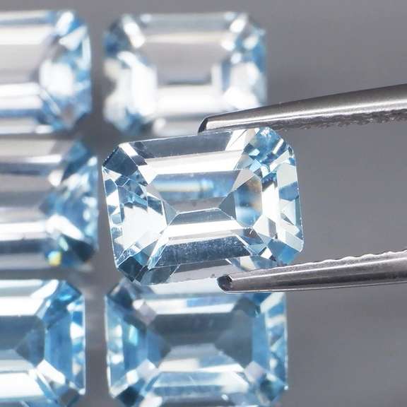 Simply brilliant 10.85ct sky blue Topaz set