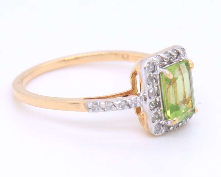 Handsome Yellow Gold Peridot and Diamond Ring