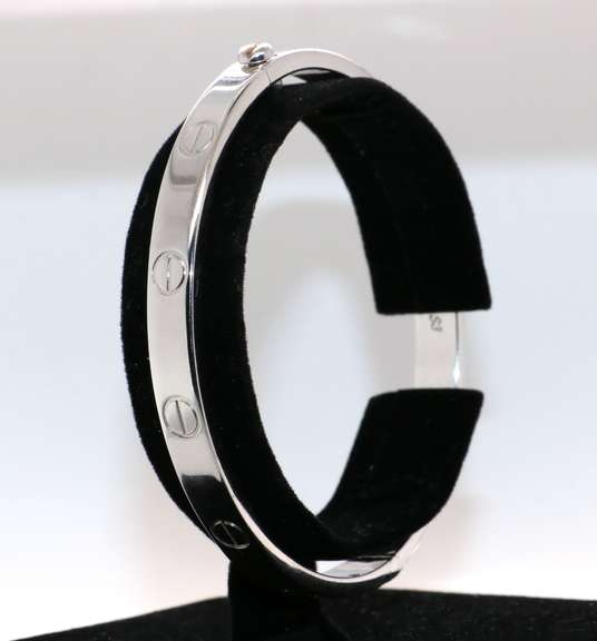 Trending 18kt White Gold Bangle Bracelet
