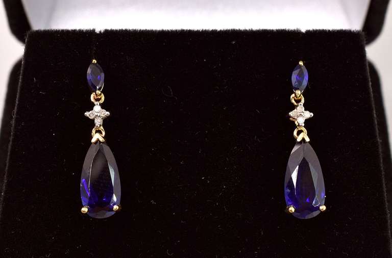 Stunning Dangling Sapphire Earrings in Yellow Gold