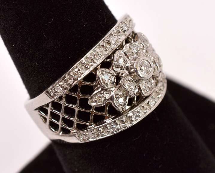 Lavish Diamond Ring in 18K Palladium White Gold