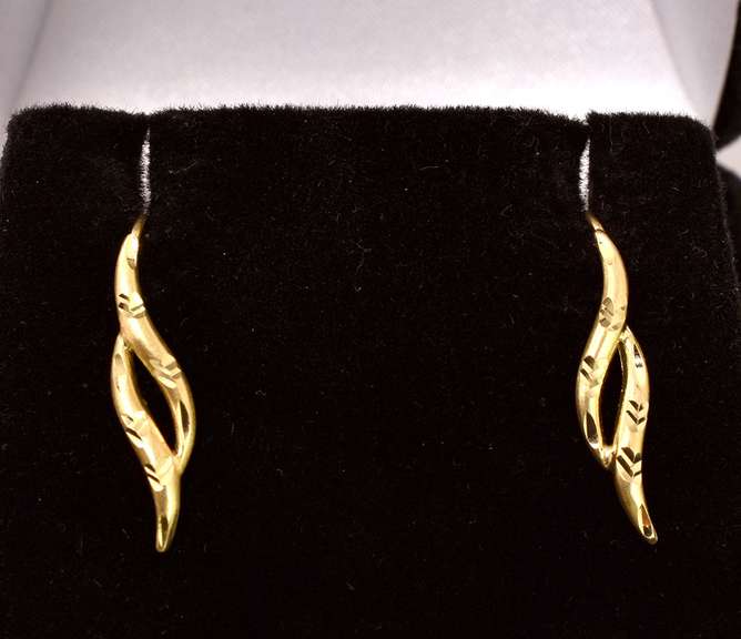 Wonderful Wire Earrings in 14K Yellow Gold