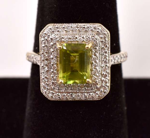Beautiful Peridot and Diamond Ring in 14K Yellow Gold