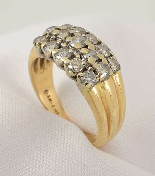 Elegant Ring with 15 Diamonds