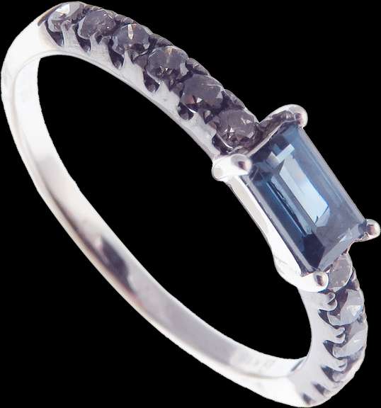Stunning Sapphire 18k White Gold Ring flanked with Black Diamonds