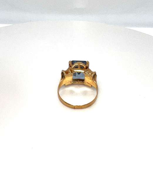 Elegant 18kt Yellow Gold Topaz Ring