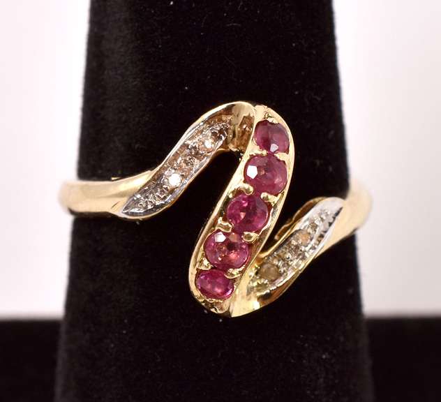 Stunning Ruby and Diamond Ring in Yellow Gold