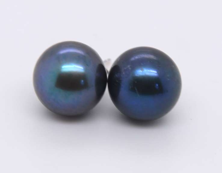 Nice White Gold Peacock Pearl Stud Earrings