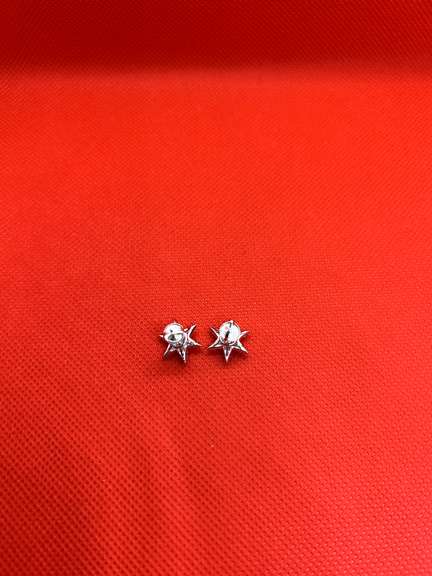 14K WHITE GOLD STAR EARRINGS WITH 0.75 CARAT OF DIAMOND