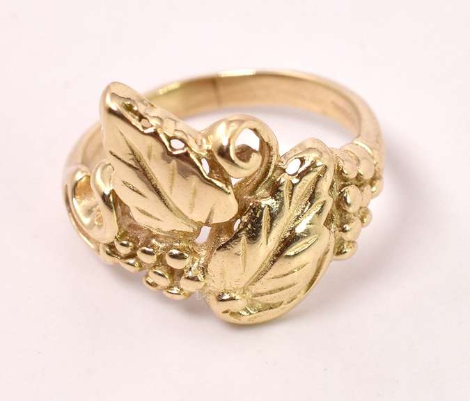 Lovely Leaf Design Ring in Yellow Gold