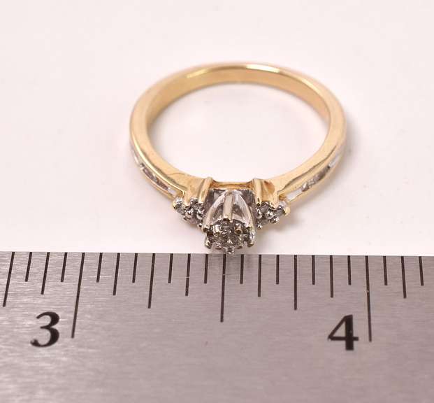 Stunning Ladies Diamond Ring in Yellow Gold