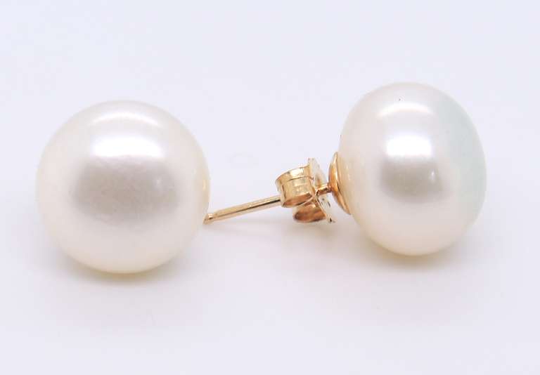 14kt Yellow Gold Button Pearl Stud earrings