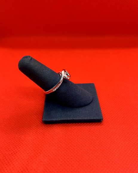 UNUSUAL 14K WHITE GOLD RING WITH DANCING DIAMOND