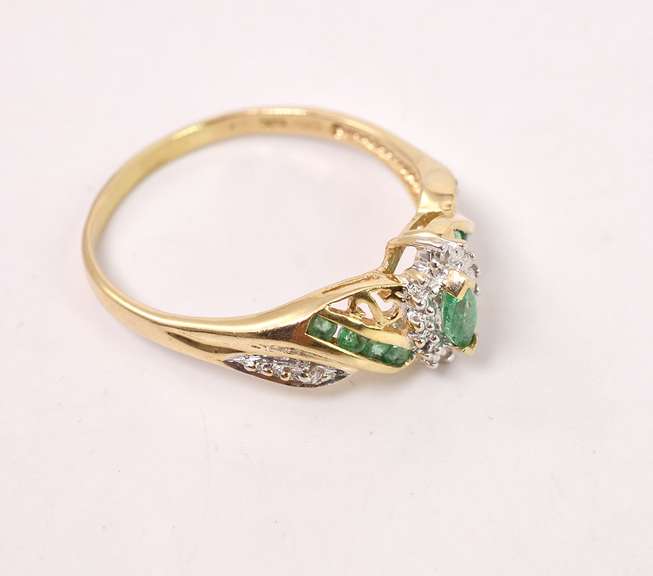 Elegant Emerald and Diamond Ring in Yellow Gold