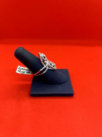 UNUSUAL LADIES 18K WHITE GOLD RING WITH 1.50 CARAT OF DIAMOND
