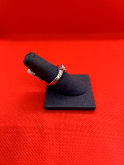 DELICATE 14K WHITE GOLD RING WITH 0.60 CARAT OF DIAMOND