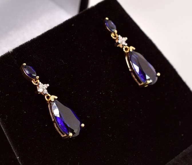 Stunning Dangling Sapphire Earrings in Yellow Gold