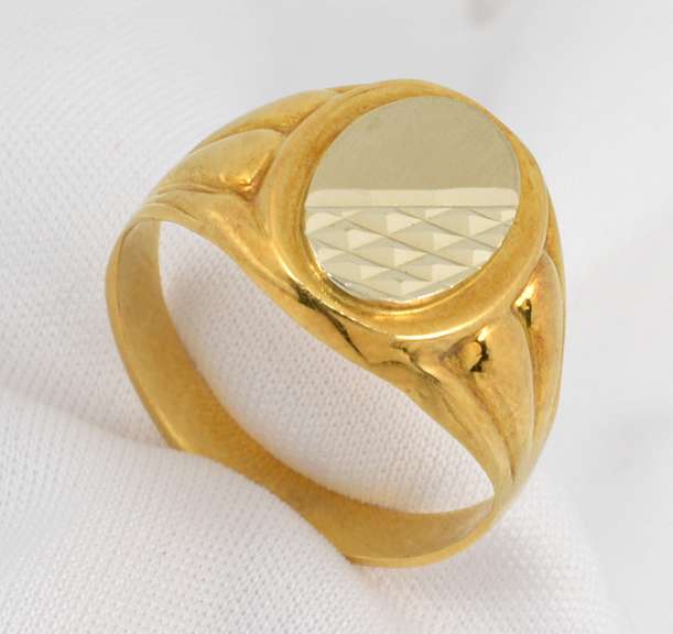 Stylish Man's 18k Bi-Color Signet Ring
