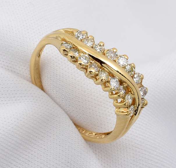 Wavy 2 Rows of Diamonds Ring