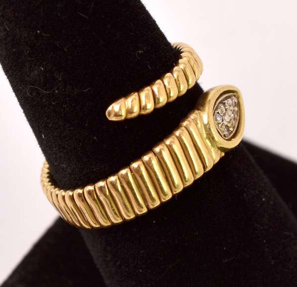 Stunning Snake Ring in 18K Yellow Gold