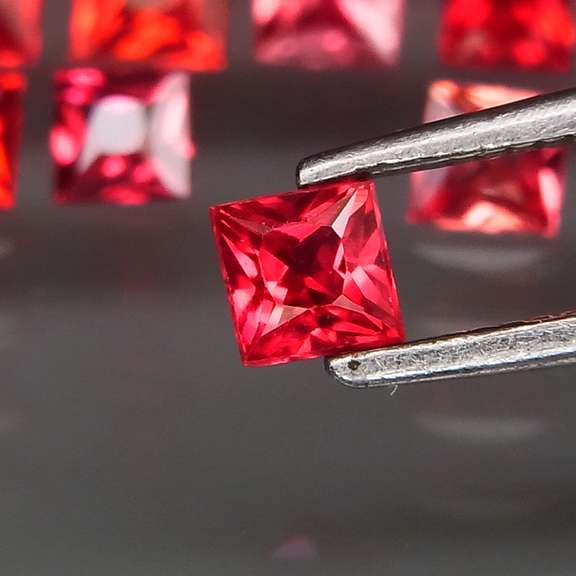 Excellent 5.67ct set of princess cut red Imperial Sapphires