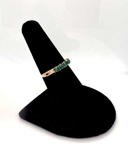 Alluring 18kt Yellow Gold Emerald Band