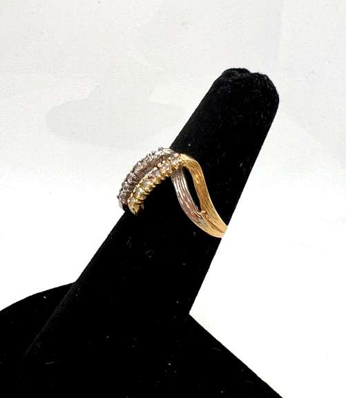 Elegant 18kt Tri-tone Diamond Band