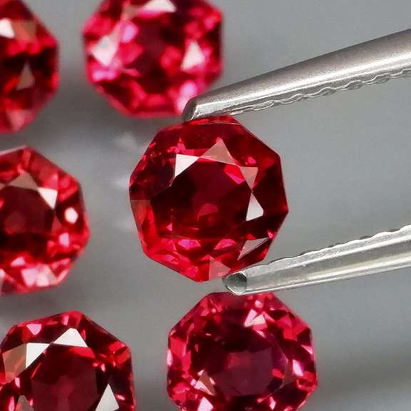 Amazing 3.56ct octagon cut violet red Garnet set