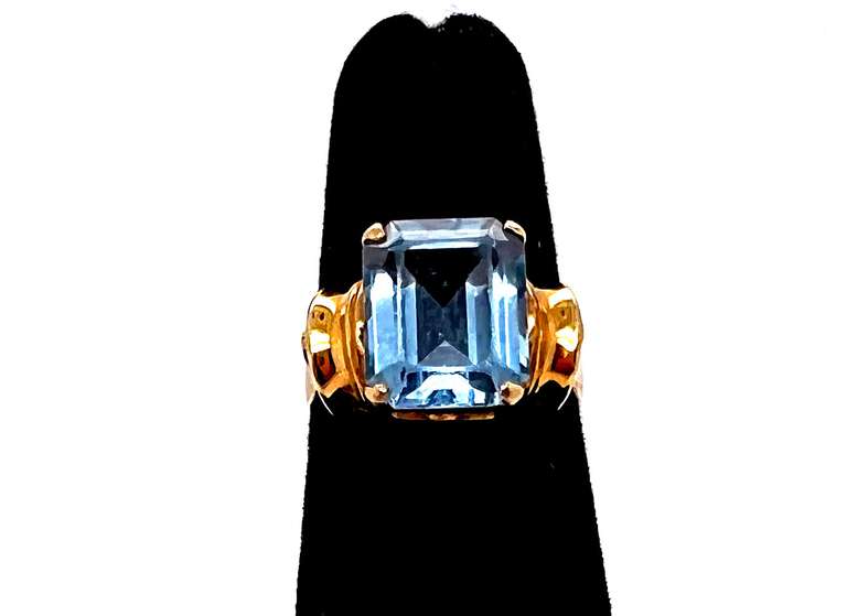Elegant 18kt Yellow Gold Topaz Ring