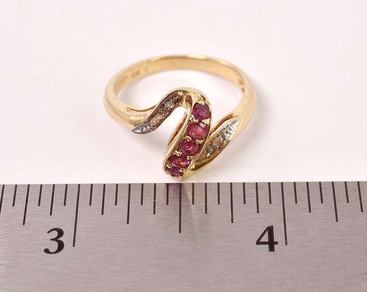 Stunning Ruby and Diamond Ring in Yellow Gold