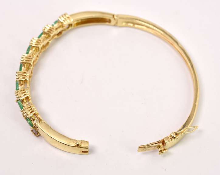 Lovely Diamond and Emerald Bracelet in 14K Yellow Gold