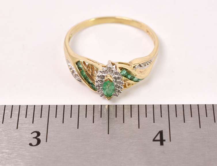 Elegant Emerald and Diamond Ring in Yellow Gold