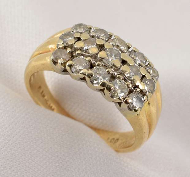 Elegant Ring with 15 Diamonds