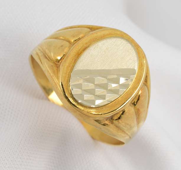 Stylish Man's 18k Bi-Color Signet Ring