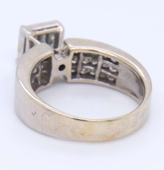 LADIES 14K WHITE GOLD AND DIAMOND RING