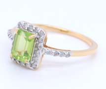 Handsome Yellow Gold Peridot and Diamond Ring