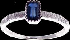 Enrapturing Sole Sapphire 18k White Gold Ring flanked with Diamonds