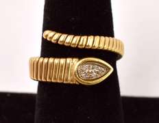 Stunning Snake Ring in 18K Yellow Gold