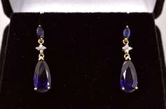 Stunning Dangling Sapphire Earrings in Yellow Gold
