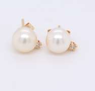 Elegant Yellow Gold 6mm Pearl and Diamond Stud Earrings